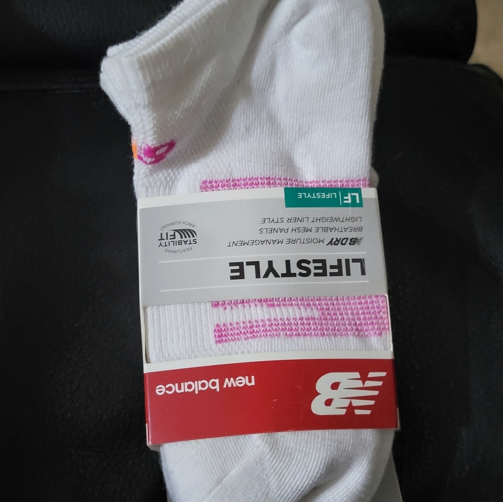 New Balance White Casual Socks with Thick Cushioned Design NWT Size M Unisex - Picture 6 of 6